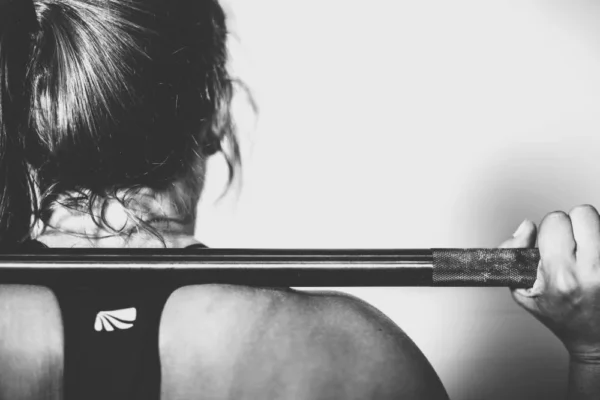 Barre sur les épaules, vue de dos, en noir et blanc