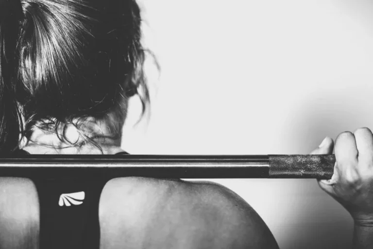 Barre sur les épaules, vue de dos, en noir et blanc
