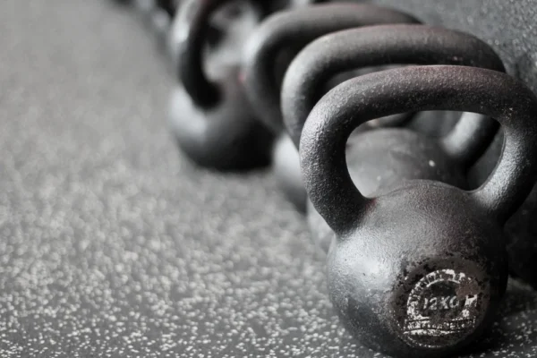 Rangée de kettlebells posées au sol