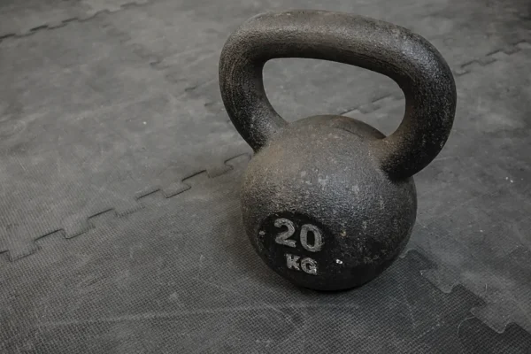 Kettlebell de 20 kg posée au sol